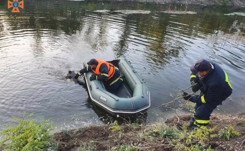 У Криворізькому районі рятувальники дістали з водойми тіло потопельника