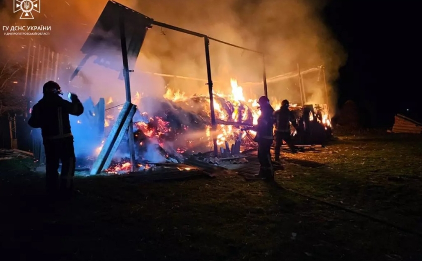 У Криворізькому районі рятувальники ліквідували пожежу на території приватного домоволодіння