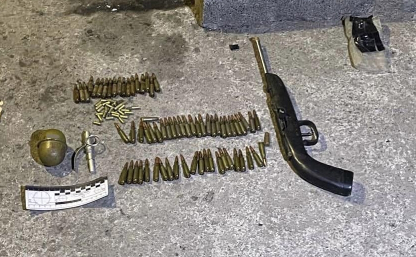 Зберігав зброю та боєприпаси у гаражі: криворізькі поліцейські викрили 39-річного містянина