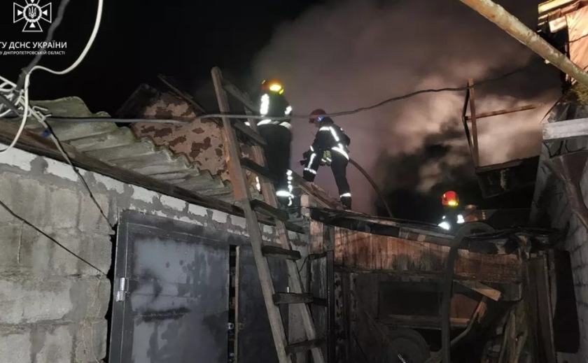 Існувала загроза поширення пожежі на житловий будинок: у Криворізькому районі вночі горіла лазня