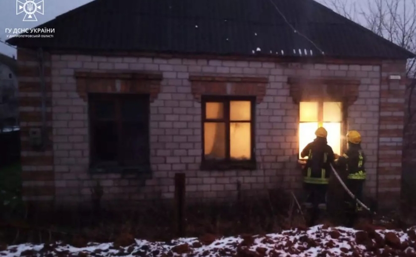 У Кривому Розі вогнеборці під час пожежі врятували двох чоловіків