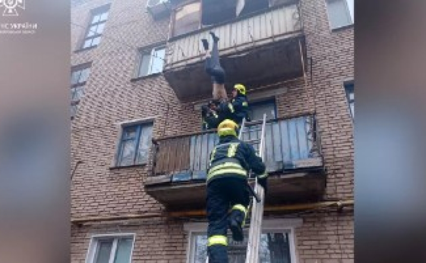 У Кривому Розі рятувальники спустили з балкону чоловіка