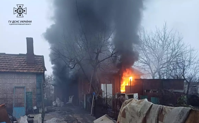 У Кривому Розі вогнеборці загасили палаючий житловий будинок