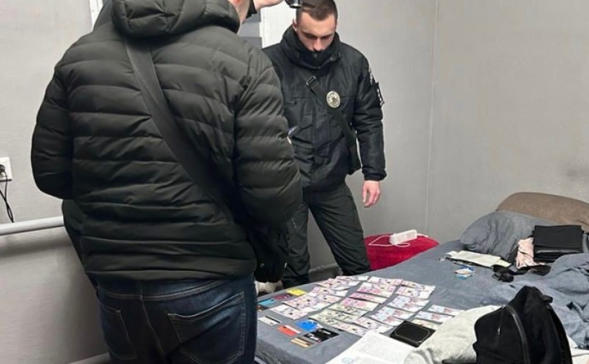 Ошукали громадян майже на 100 тисяч гривень: поліцейські Кривого Рогу викрили двох спільників у скоєнні шахрайства