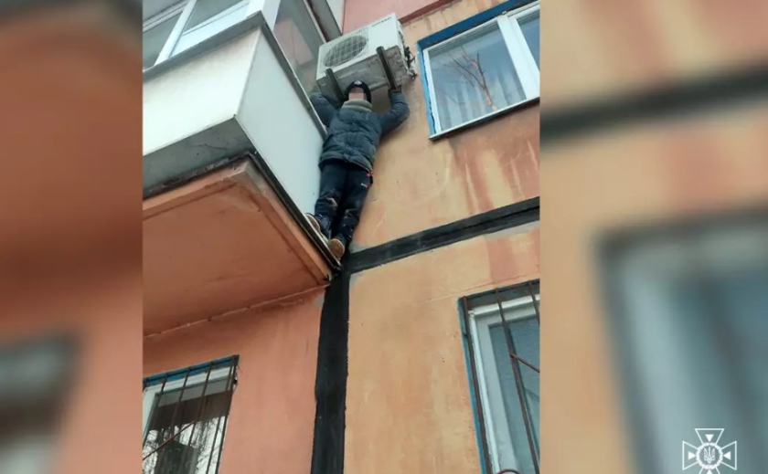 У Кривому Розі рятувальники зняли дитину з балкону