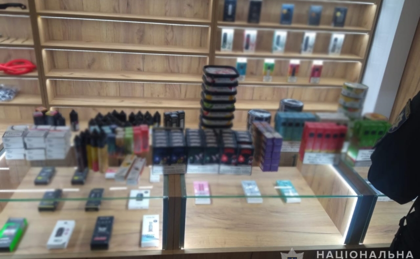 Поліцейські Новомосковська та Кривого Рогу припинили нелегальний продаж цигарок, електронних сигарет та рідин