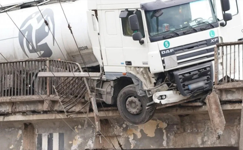 У Кривому Розі вантажівка DAF врізалась у бетонний паркан на мосту: деталі смертельної ДТП
