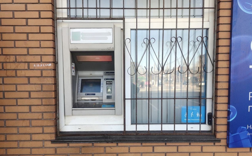 Пограбування біля банкомату: криворізькі поліцейські затримали зловмисника