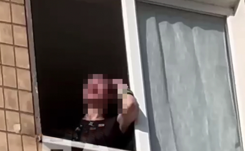 На очах у дитини: у Кривому Розі 48-річна жінка хотіла стрибнути з вікна на 7-му поверсі