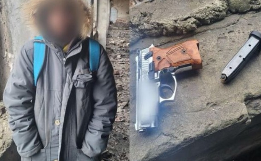Криворізькі патрульні виявили у 24-річного чоловіка предмет, схожий на пістолет