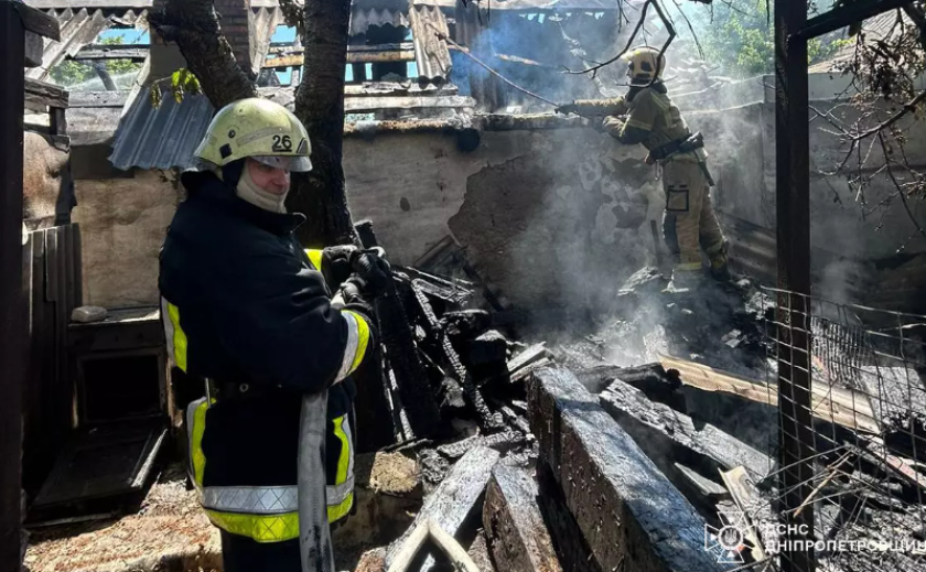Горів дах, перекриття та речі домашнього вжитку: у Кривому Розі рятувальники ліквідували пожежу у літній кухні