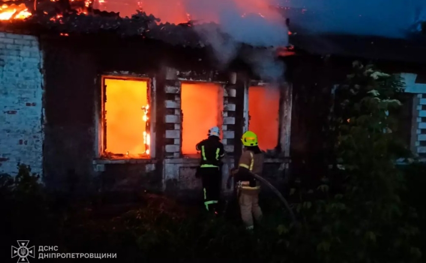 У Кривому Розі вогнеборці ліквідували загорання одноповерхового будинку