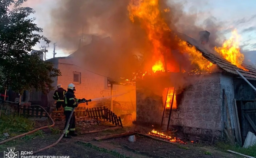 Горіли речі домашнього вжитку, дах та перекриття: у Кривому Розі рятувальники ліквідували пожежу у літній кухні
