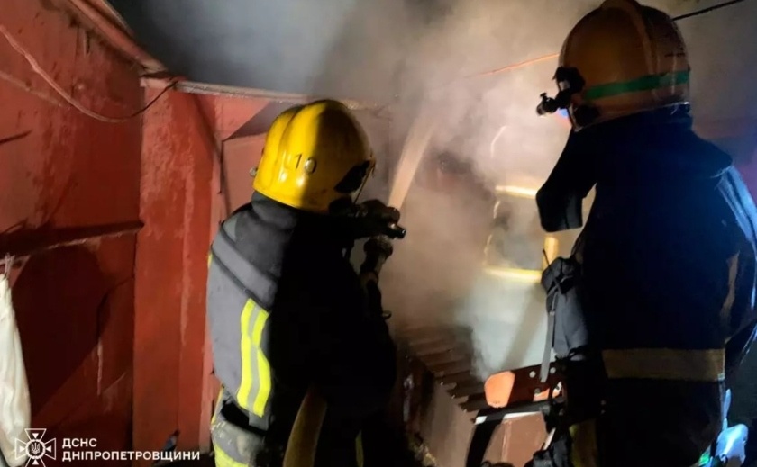 Криворізькі надзвичайники загасили палаючу господарчу споруду