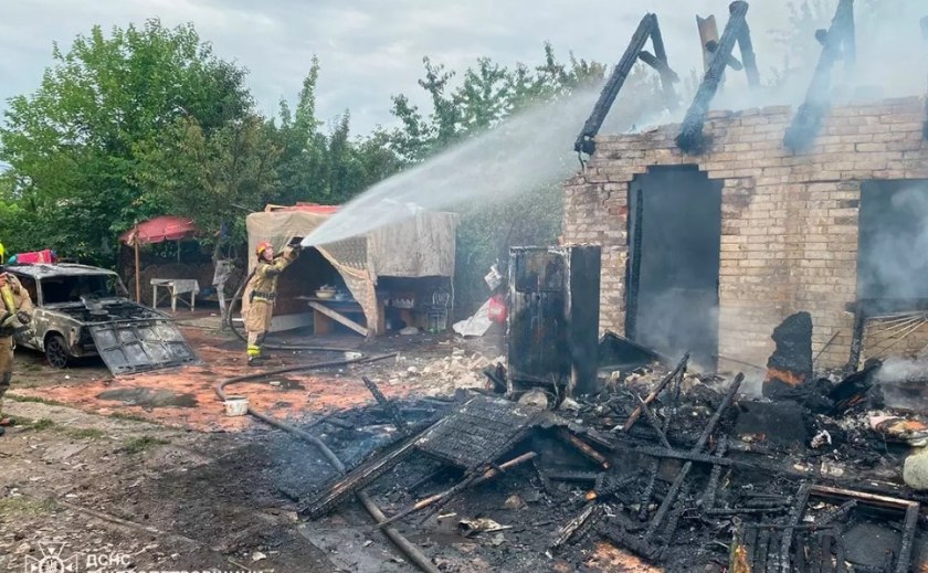 У Кривому Розі зайнявся будинок та автомобіль