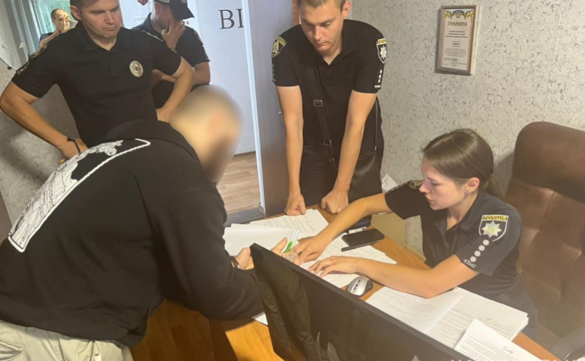 Підірвав гранату посеред вулиці щоб похизуватися перед друзями: криворізькі поліцейські затримали 23-річного зловмисника