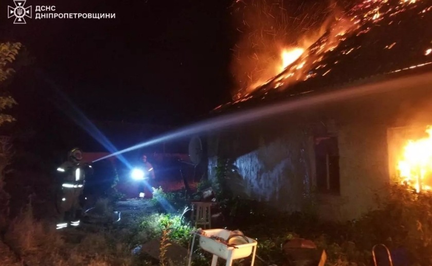 У Криворізькому районі вночі зайнявся житловий будинок