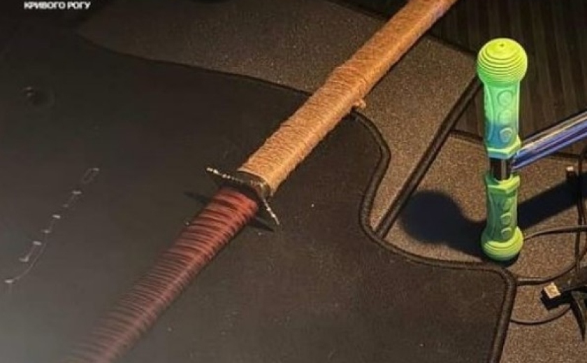 Нетверезий водій зберігав в авто предмет, схожий на катану: криворізькі патрульні затримали порушника
