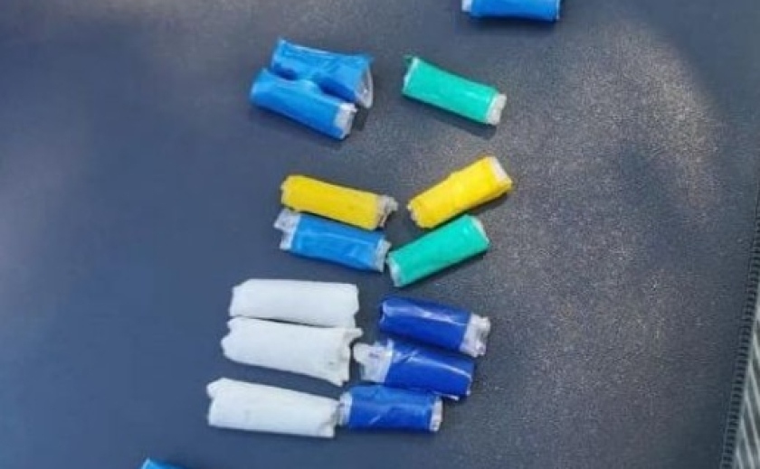 23 сліп-пакети з наркотичною речовиною: патрульні Кривого Рогу затримали чоловіка 23 сліп-пакети з наркотичною речовиною: патрульні Кривого Рогу затримали чоловіка