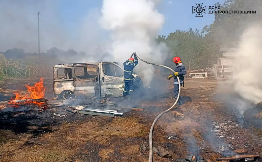 У Криворізькому районі зайнявся автомобіль та трава поруч У Криворізькому районі зайнявся автомобіль та трава поруч
