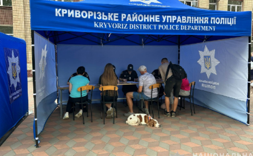 Внаслідок ракетного удару по Кривому Рогу постраждало п’ятеро людей, серед яких дитина: поліція розгорнула мобільний пункт та надає допомогу постраждалим