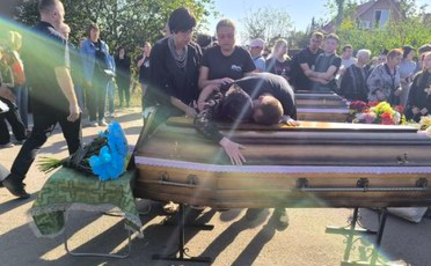 У Кривому Розі попрощалися з 12-річним Максимом і його бабусею, які загинули від ворожого обстрілу 21 вересня