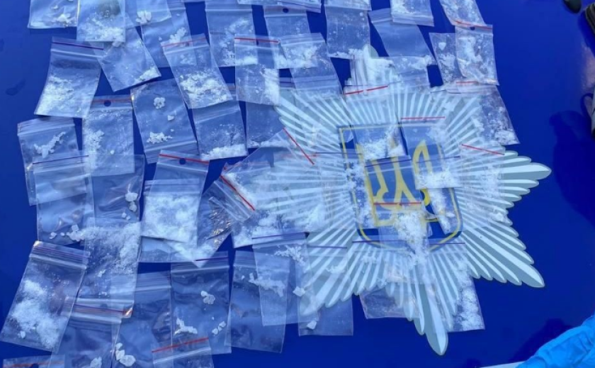 Криворізькі поліцейські затримали 20-річного містянина за підозрою у збуті наркотиків