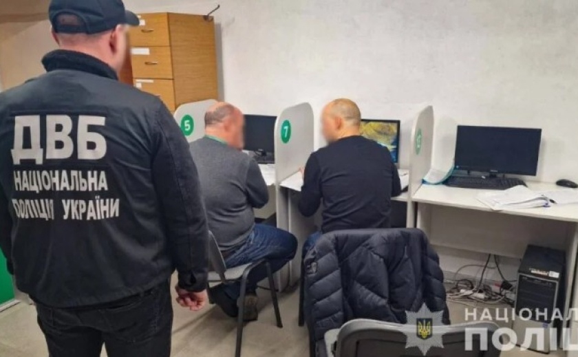 У Кривому Розі на хабарі викрили адміністратора сервісного центру МВС У Кривому Розі на хабарі викрили адміністратора сервісного центру МВС