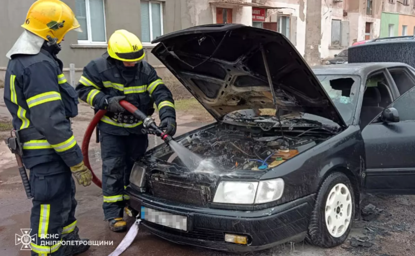 Вогнеборці Кривого Рогу ліквідували займання легкового автомобіля у Тернівському районі Вогнеборці Кривого Рогу ліквідували займання легкового автомобіля у Тернівському районі