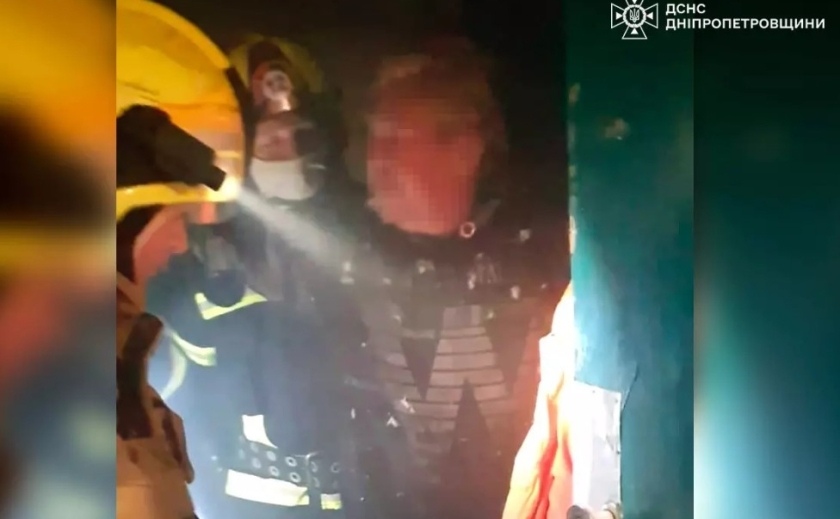 У Кривому Розі вогнеборці вивели з палаючої квартири жінку й чоловіка