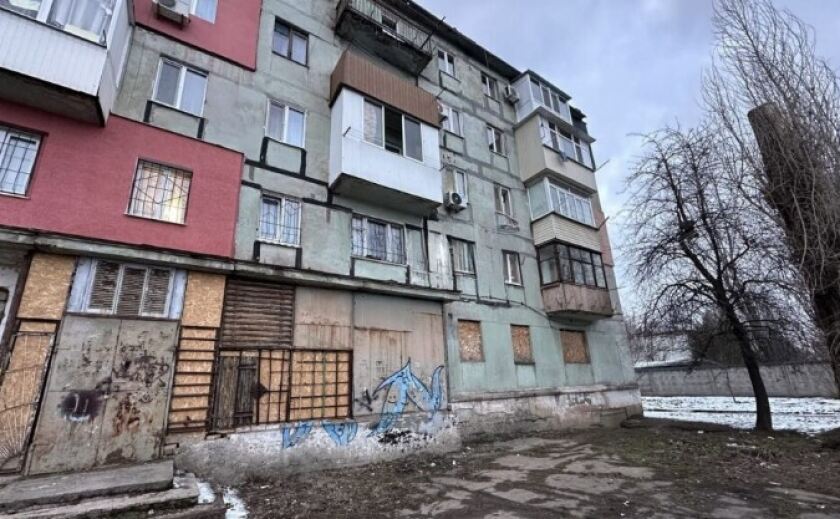 У Кривому Розі чоловік випав з вікна третього поверху і вижив