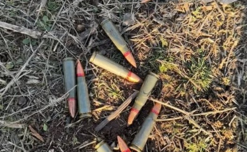 У Покровському районі Кривого Рогу чоловік знайшов набої на футбольному полі У Покровському районі Кривого Рогу чоловік знайшов набої на футбольному полі
