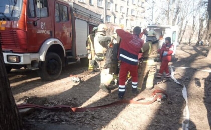 Горіли домашні речі: у Кривому Розі із задимленої квартири врятували чоловіка
