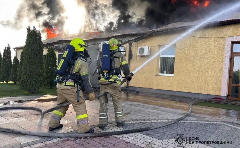 У Кривому Розі вогнеборці ліквідували займання адмінбудівлі на території спортивного комплексу