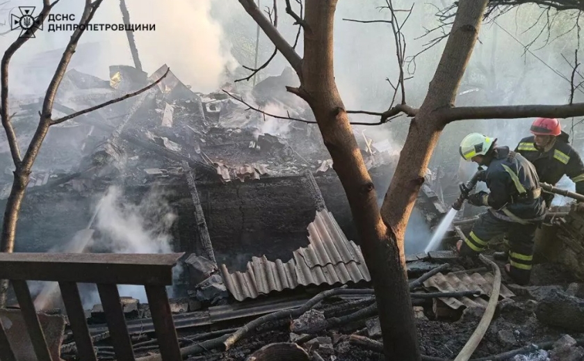 У Кривому Розі рятувальники загасили пожежу на території приватного домоволодіння