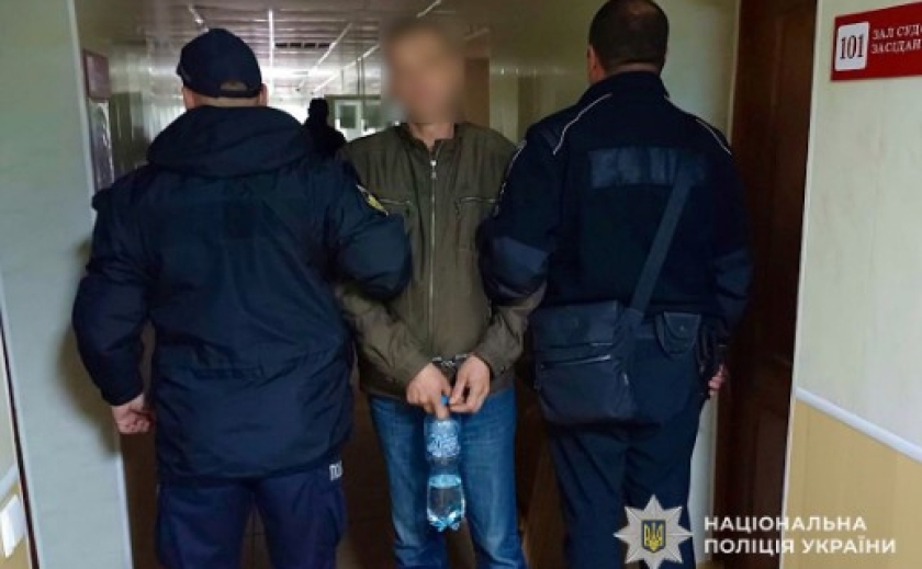 Зайшов за бабусею до підʼїзду, вирвав з рук сумку з золотими прикрасами та втік: у Кривому Розі затримали підозрюваного у пограбуванні