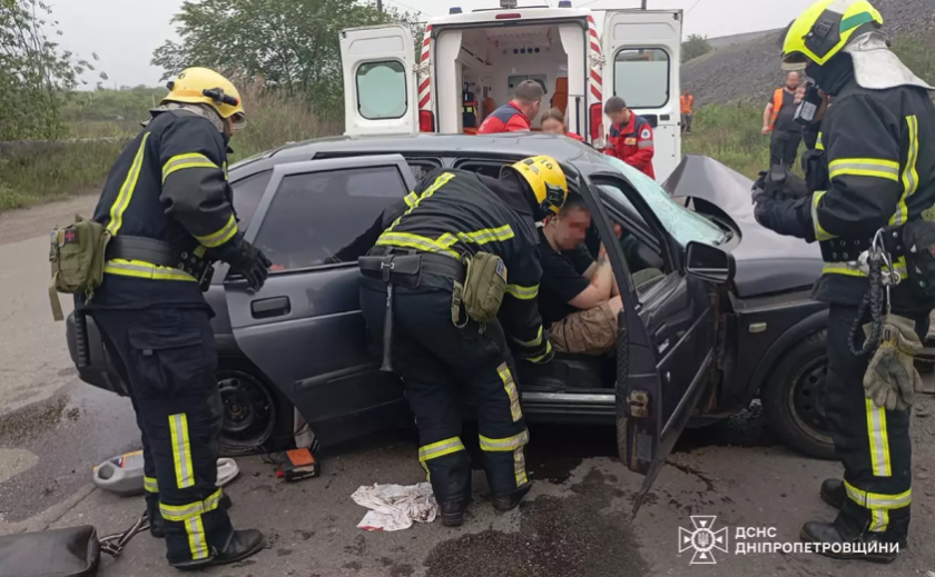 Криворізький район: в ДТП постраждали троє чоловіків, двох деблокували рятувальники Криворізький район: в ДТП постраждали троє чоловіків, двох деблокували рятувальники