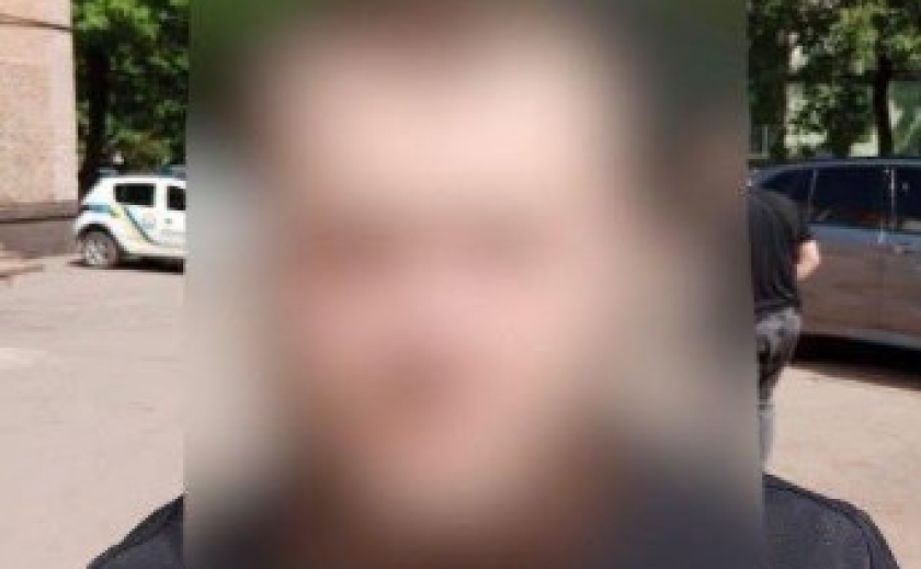 У Кривому Розі чоловік розпилив в обличчя газовий балончик та пограбував іноземця