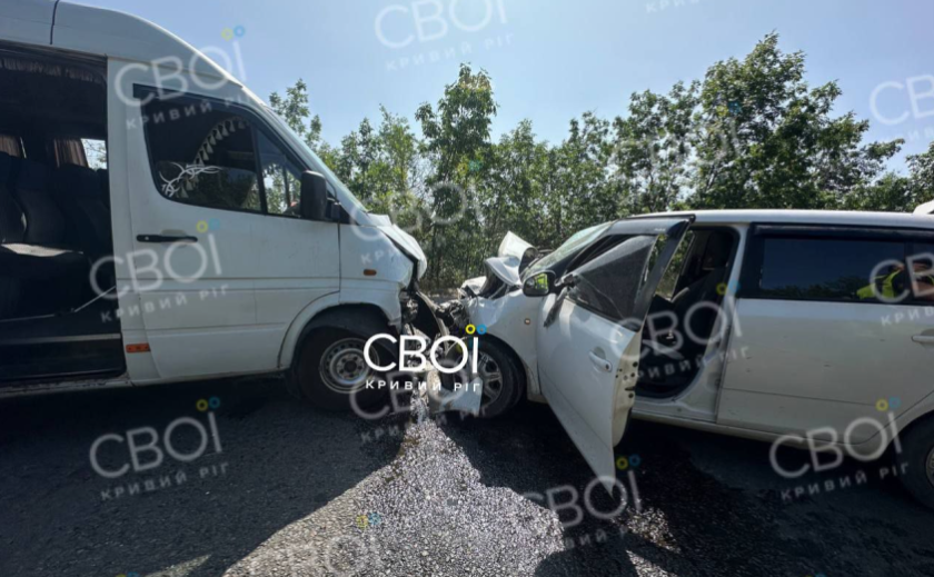 У Криворізькому районі в рейсову маршрутку влетіла Skoda: постраждали дев’ять людей