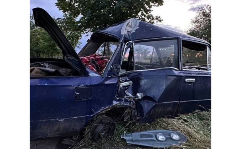 22-річному водію відірвало вухо: у Кривому Розі ВАЗ влетів у стовп