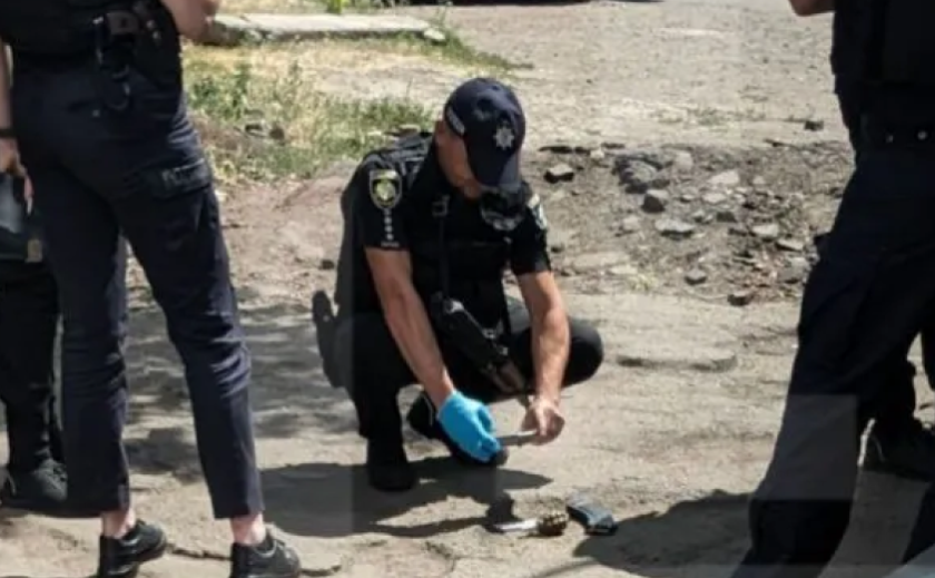 У Кривому Розі чоловік намагався зайти в автобус із бойовою гранатою: деталі