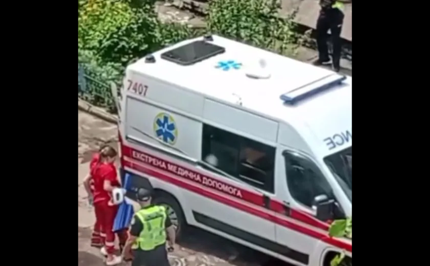 У Кривому Розі чоловік випав з 4 поверху під час миття вікон: деталі