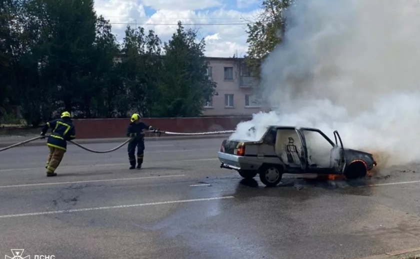 У Кривому Розі посеред дороги зайнявся «ЗАЗ»