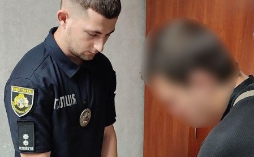 Поліцейські м. Кривий Ріг повідомили 25-річному містянину про підозру за нанесення тяжких тілесних ушкоджень сусіду