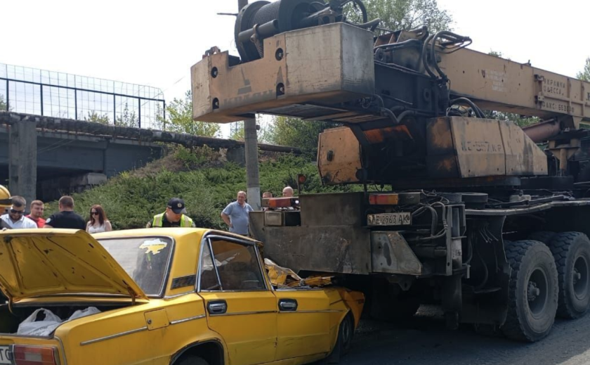 Водій загинув на місці: у Кривому Розі ВАЗ влетів під автокран