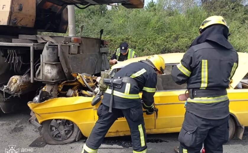 У Кривому Розі рятувальники ліквідували наслідки смертельної ДТП