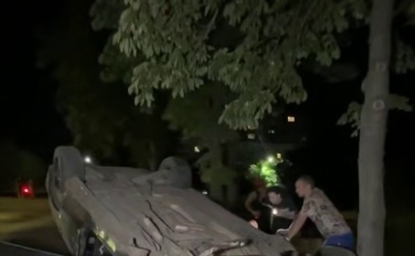У Кривому Розі сталася ДТП: автівка перекинулася на дах