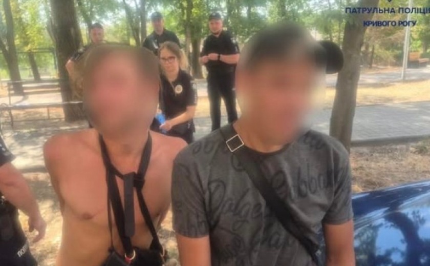 Патрульні Кривого Рогу затримали чоловіків, які погрожували перехожим предметом, схожим на пістолет