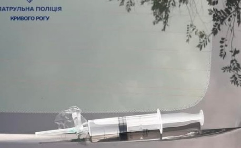 Патрульні Кривого Рогу зупинили чоловіка з речовиною, ймовірно, наркотичною