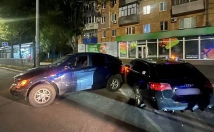 Рухався заднім ходом та врізався в авто на парковці: у Кривому Розі затримали нетверезого водія